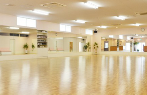 広々としたフロアと鏡で練習がしやすい
